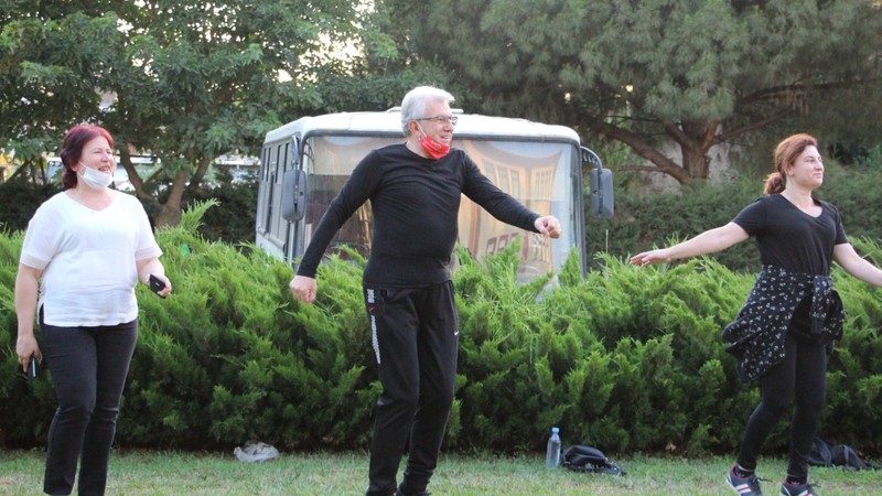 Ödemiş'te sosyal mesafeli zumba ve pilates kursları