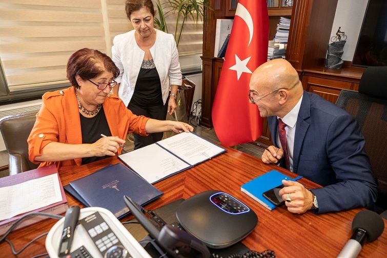 Kredi anlaşmasının yetki mektubu için imzalar atıldı