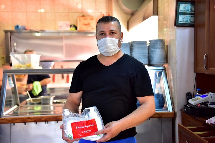 Bornova Belediyesi esnafın yanında