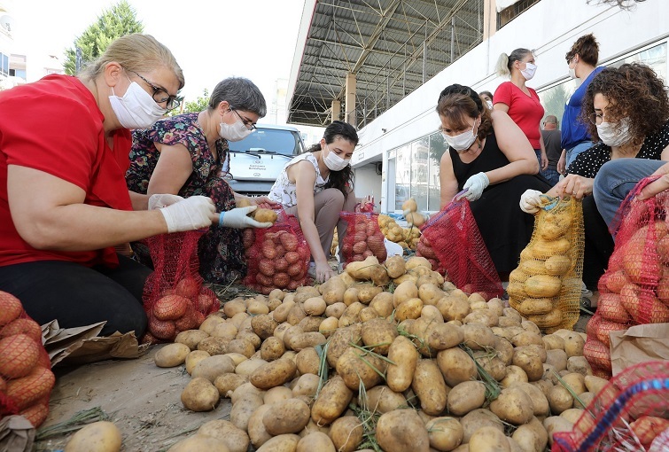 Başkan Arda ve tüm çalışanlar patateslerin dağıtımı için seferber oldu!