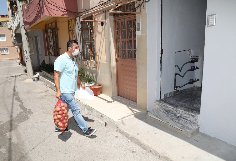 Başkan Arda ve tüm çalışanlar patateslerin dağıtımı için seferber oldu!