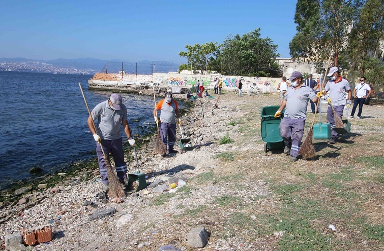 Bayraklı'da 24 mahalle köşe bucak temizlendi