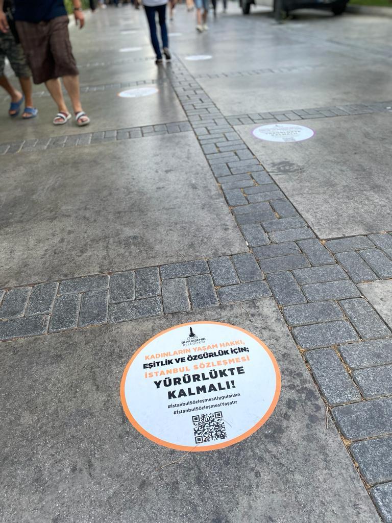 İzmir Büyükşehir Belediyesi’nden karekodlu dev pankart: “İstanbul Sözleşmesi Yürürlükte Kalmalı”