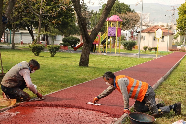Bayraklı'da 44 parka yeni oyun grubu