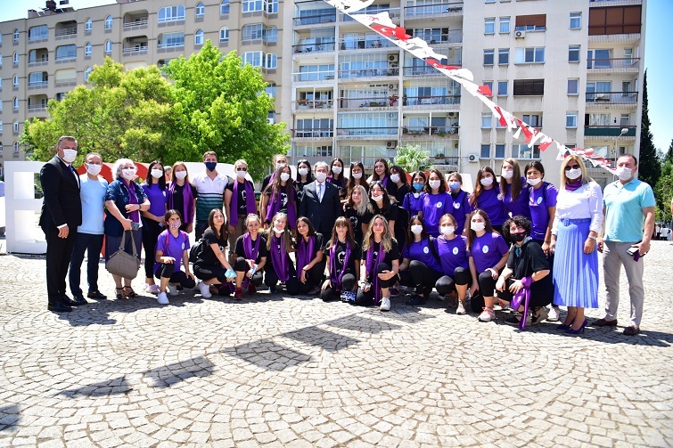 Bornova’dan kadına şiddete karşı dev pankart