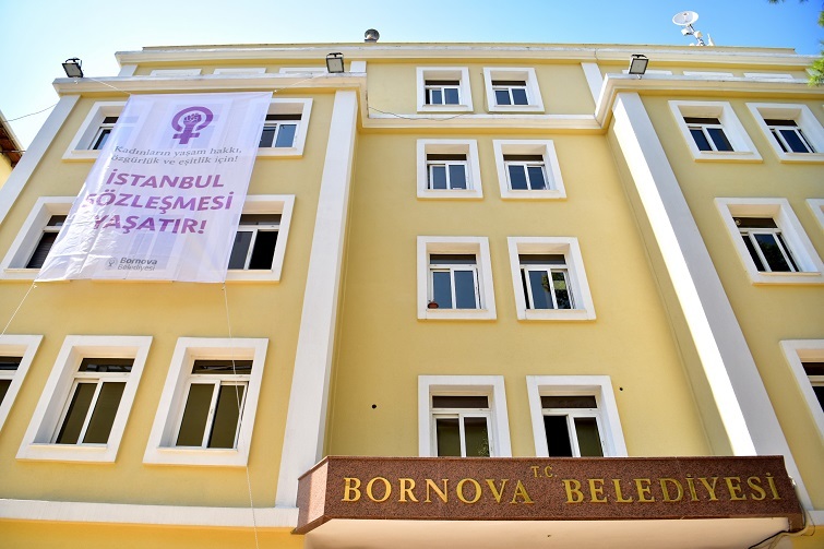 Bornova’dan kadına şiddete karşı dev pankart