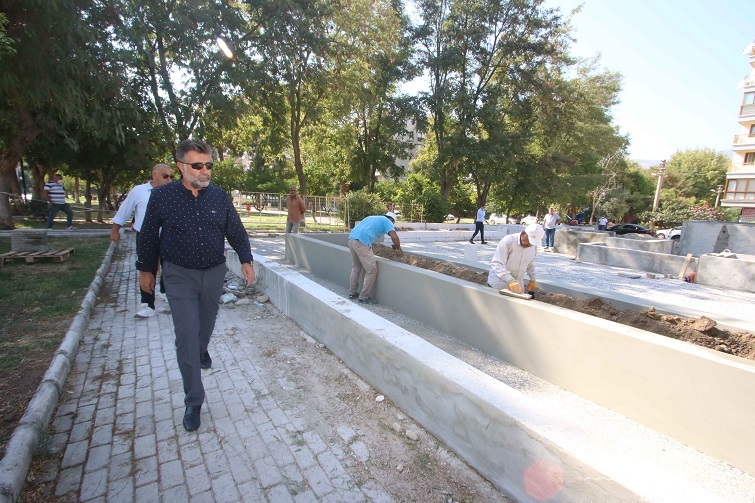 Bayraklı'ya yeni havuzlu park