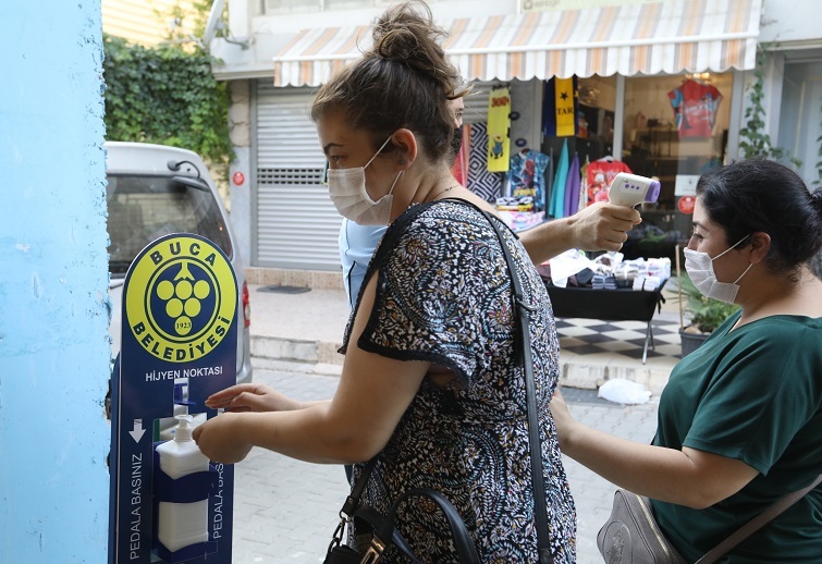 Buca pazarlarında dezenfektanlı önlem