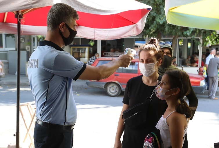 Buca pazarlarında dezenfektanlı önlem