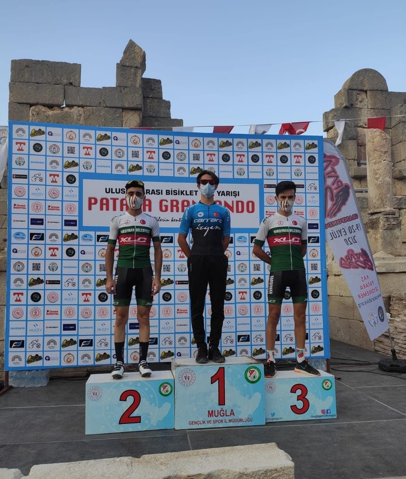 Karşıyakalı bisikletçiler madalyaları topladı!