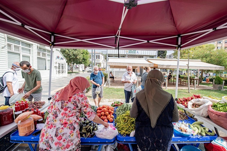 Buca’da Halkın Bakkalı ve üretici pazarı bir arada