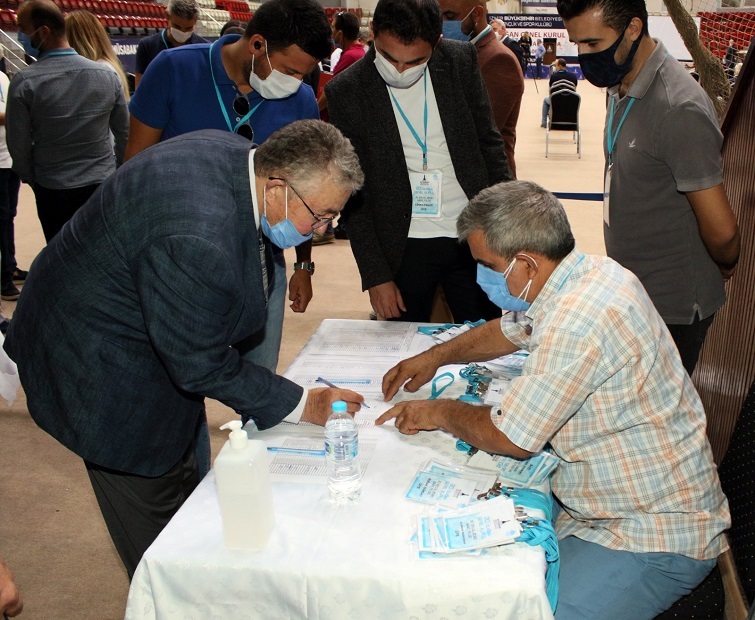 İzmir Büyükşehir Belediyespor’da eski yönetim yeniden seçildi