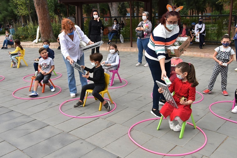 Koronavirüs Bornovalı Miniklere oyunlarla anlatılıyor