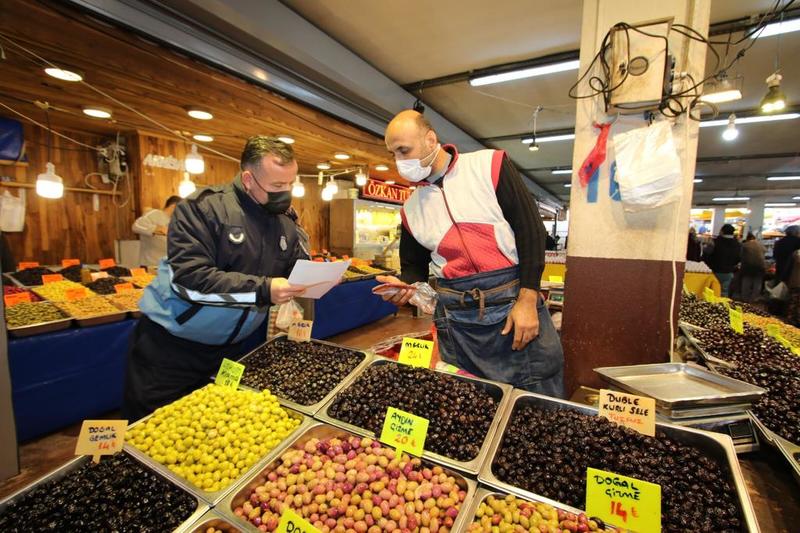 Bayraklı Zabıtasından pazar yeri uygulaması