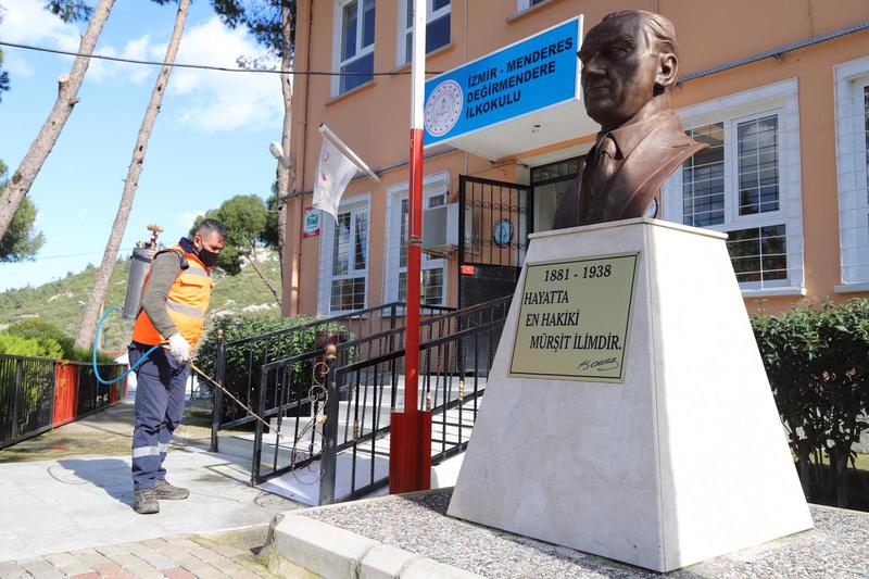Menderes’te Okullar Dezenfekte Edildi
