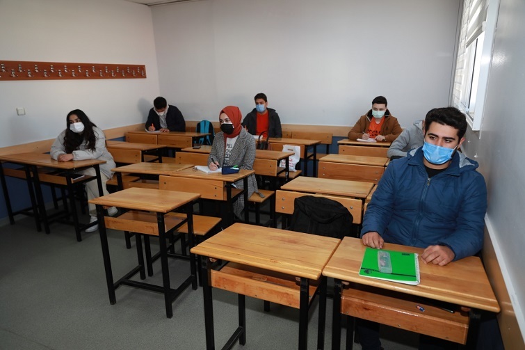 BAYSEM’de öğretmenler öğrencileri hijyen paketiyle karşıladı