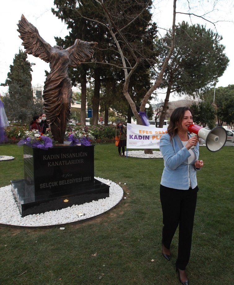 Efes Selçuk’ta Nike Anıtı Açıldı: Kadın insanlığın kanatlarıdır