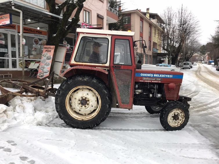 Ödemiş Belediyesi ekipleri kış mücadelesinde