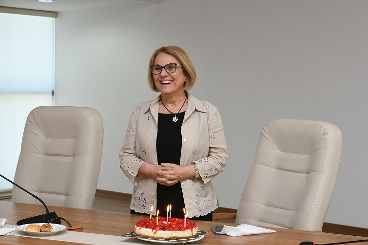 Alev Ağrı için emeklilik pastası