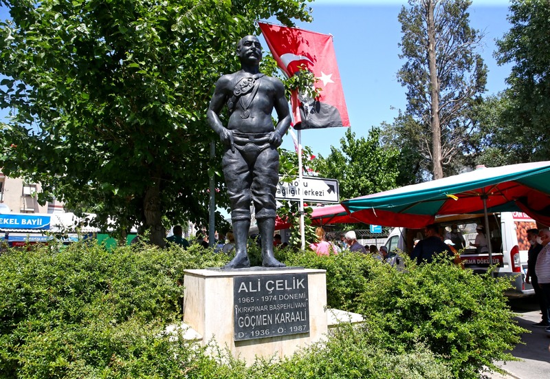 Karşıyaka Belediye Başkanı Dr. Cemil Tugay Kara Ali anıtını ziyaret etti