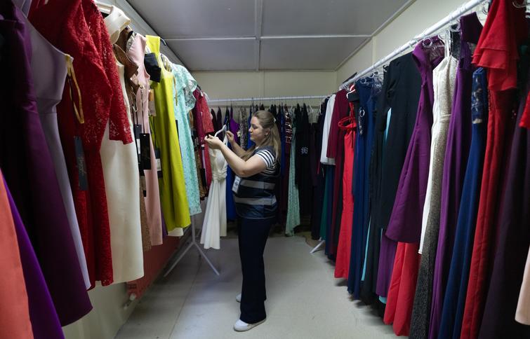 53734