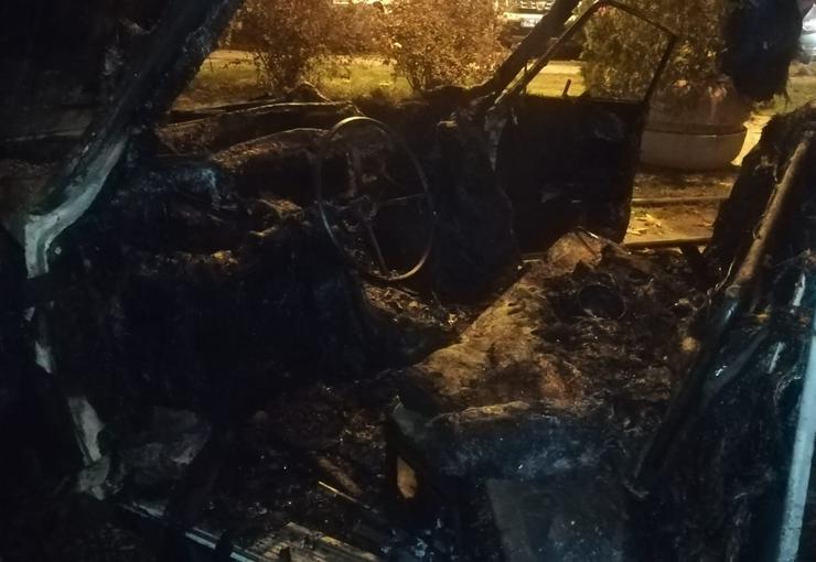 İzmir'de park halindeki araç alev alev yandı