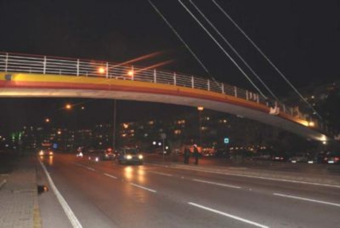 Üst geçitten yola atlayıp ölmek istedi Üst geçitten yola atlayıp ölmek istedi