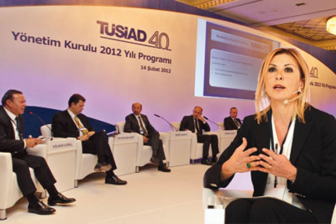 Erkler arasındaki kavgayı dehşet içinde izliyoruz Erkler arasındaki kavgayı dehşet içinde izliyoruz