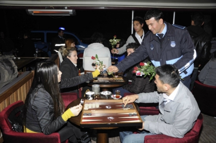 Kuşadası'nda Zabıtadan Sevgililere gül Kuşadası'nda Zabıtadan Sevgililere gül