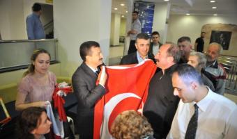 Başkan Tatı vatandaşlara Türk Bayrağı dağıttı