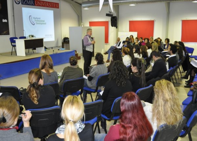 Bill Bowler İzmir Üniversitesi’ne konuk oldu