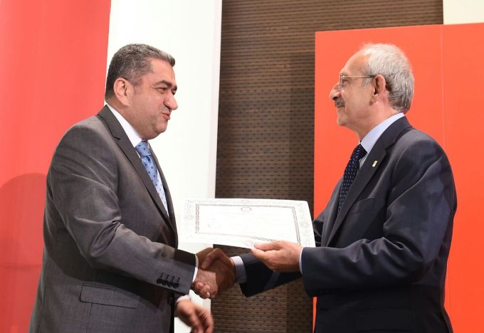 Serter Genel Başkanına Mazbatasını Sundu