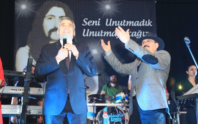 Manço şarkıları hep bir ağızdan söylendi