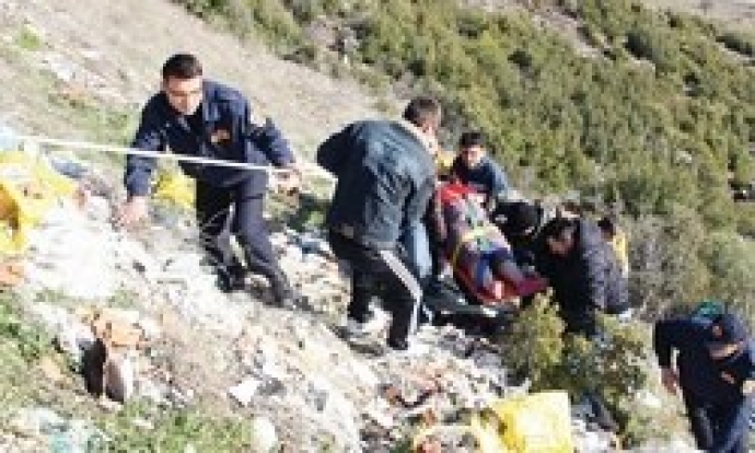 Uçuruma atladı yaralı çıkarıldı Uçuruma atladı yaralı çıkarıldı
