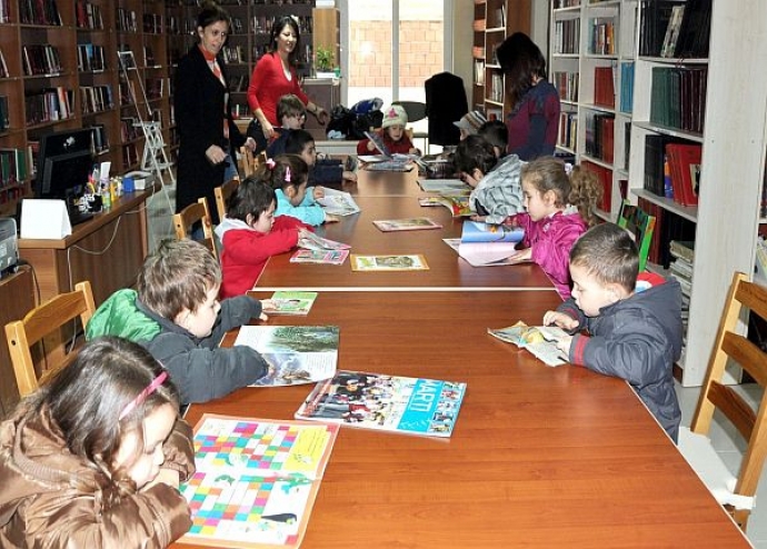 Minikler, araştırma ödevi için kütüphanede
