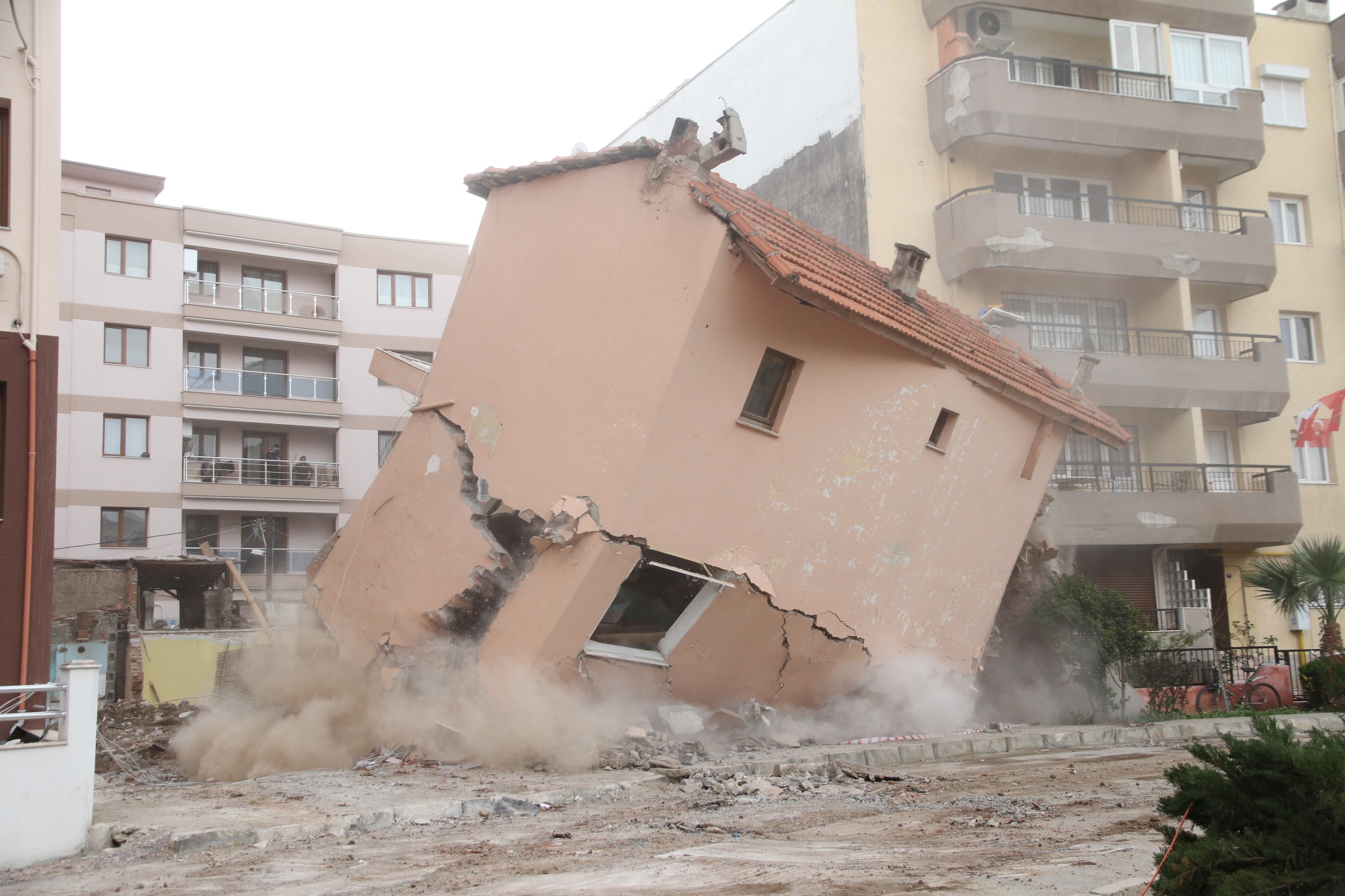 Karşıyaka’da ‘Aslına Uygun’ Deprem Tatbikatı